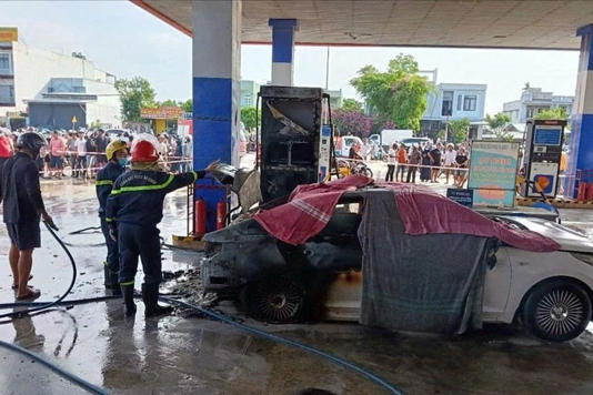 Ngọn lửa được khống chế nhưng hai nạn nhân ngồi phía sau đã tử nạn. Ảnh: Nam Đệ