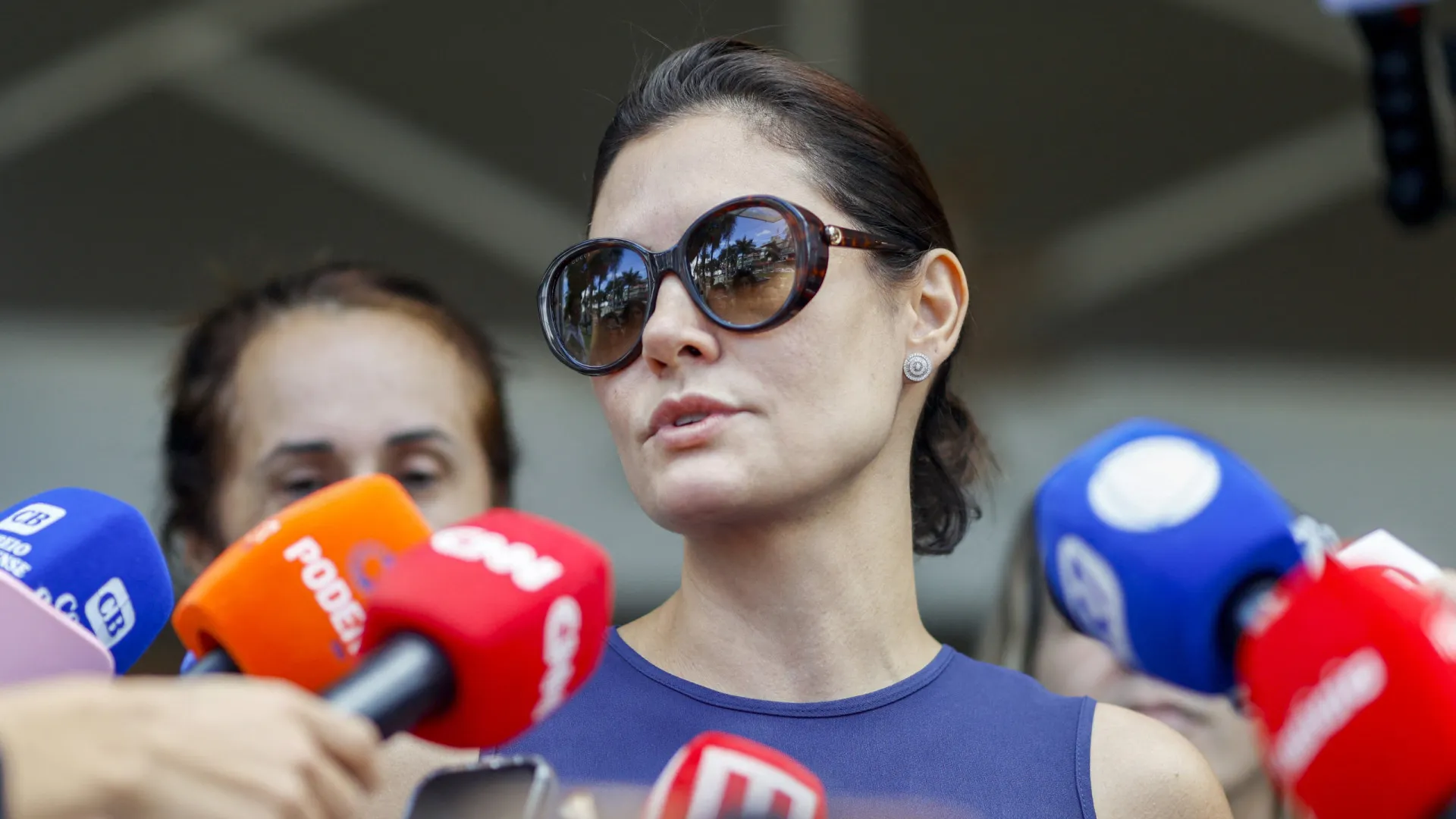 Segundo Michelle, o contato aconteceu após ela manifestar discordância em relação à articulação conduzida por lideranças do PL cearense para uma possível composição com Ciro Gomes já no primeiro turno da disputa estadual. De acordo com seu relato, Flávio retornou a ligação, mas a conversa teve um tom que a deixou profundamente incomodada.