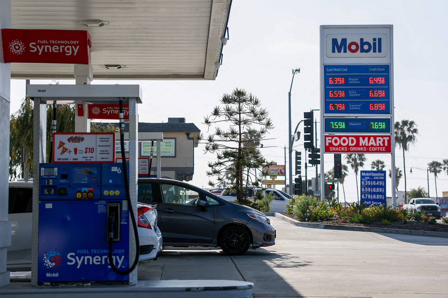 Gas prices hit $4.39 per gallon in biggest one-day jump since Iran ...