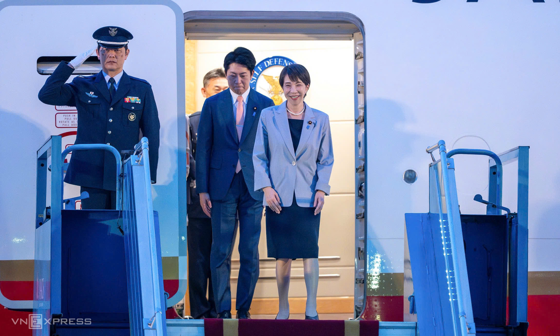 Thủ tướng Nhật Bản Sanae Takaichi đến sân bay Nội Bài ngày 1/5. Ảnh: Giang Huy