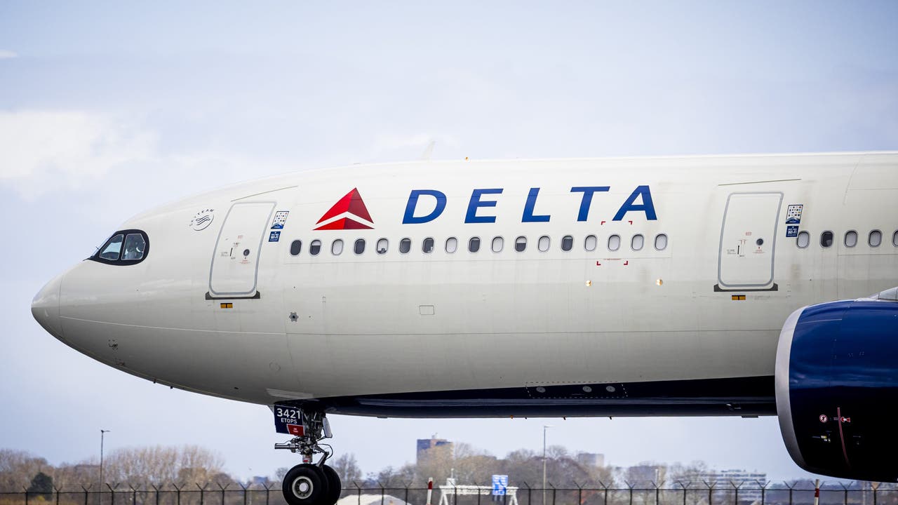 Delta passenger tries to open door on Atlanta tarmac
