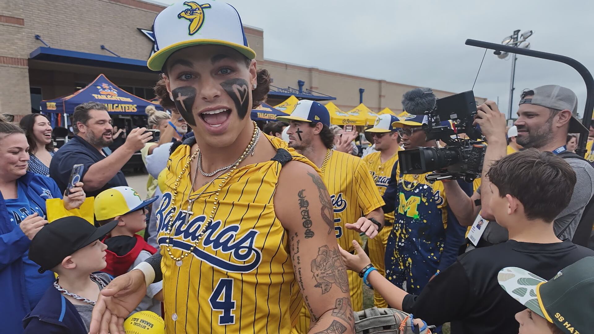 Savannah Bananas pull off historic surprise game in Navasota