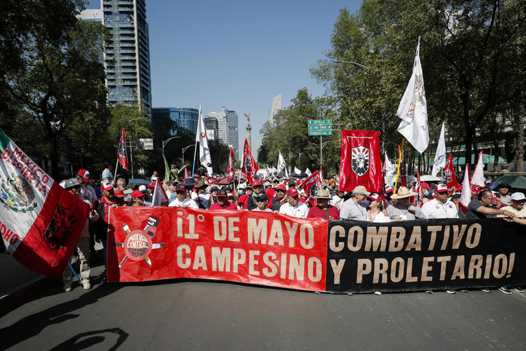 Miles de trabajadores mexicanos inician la marcha multitudinaria por el ...