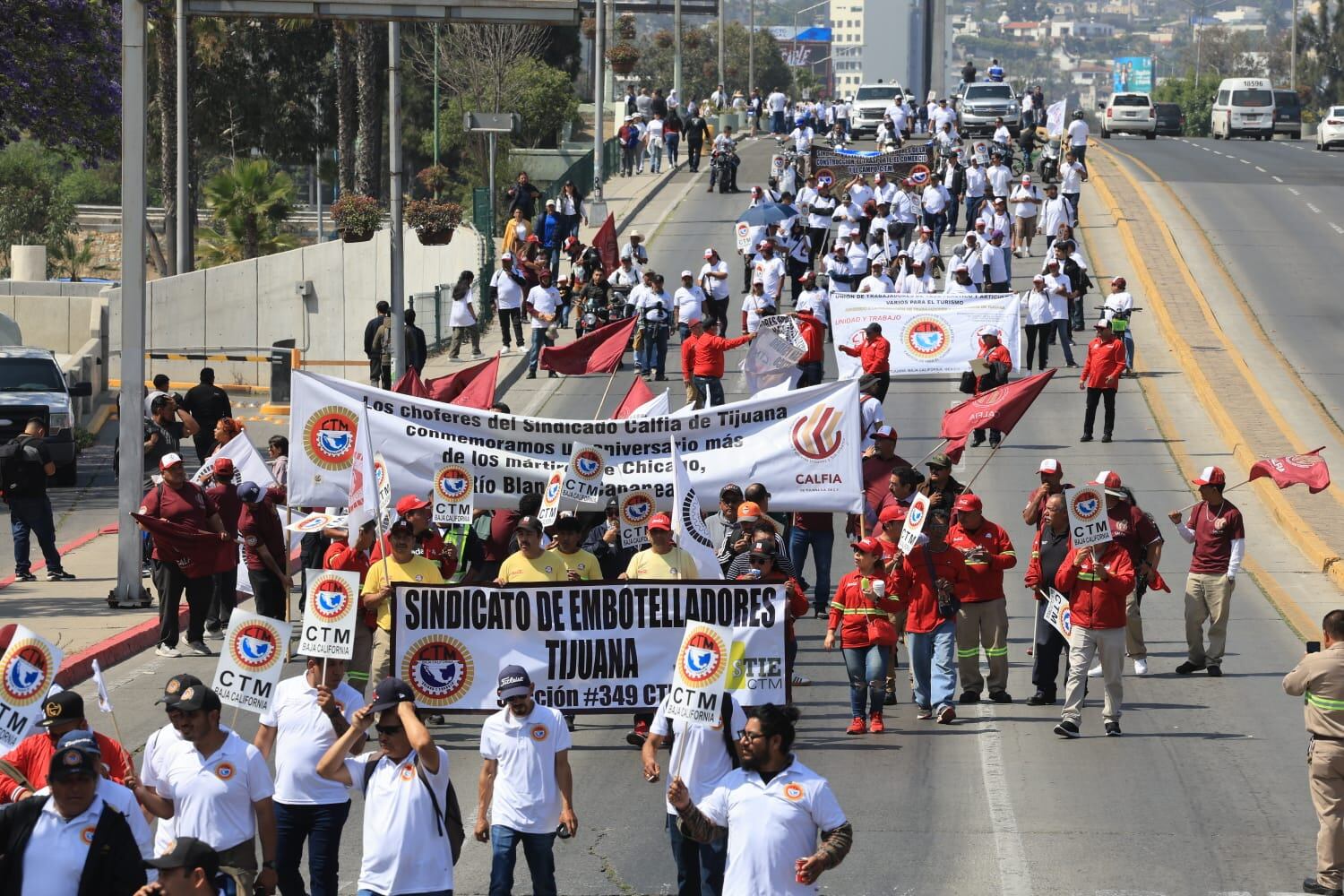 Desfile del Día del Trabajo reúne a más de 2 mil en Tijuana y provoca ...