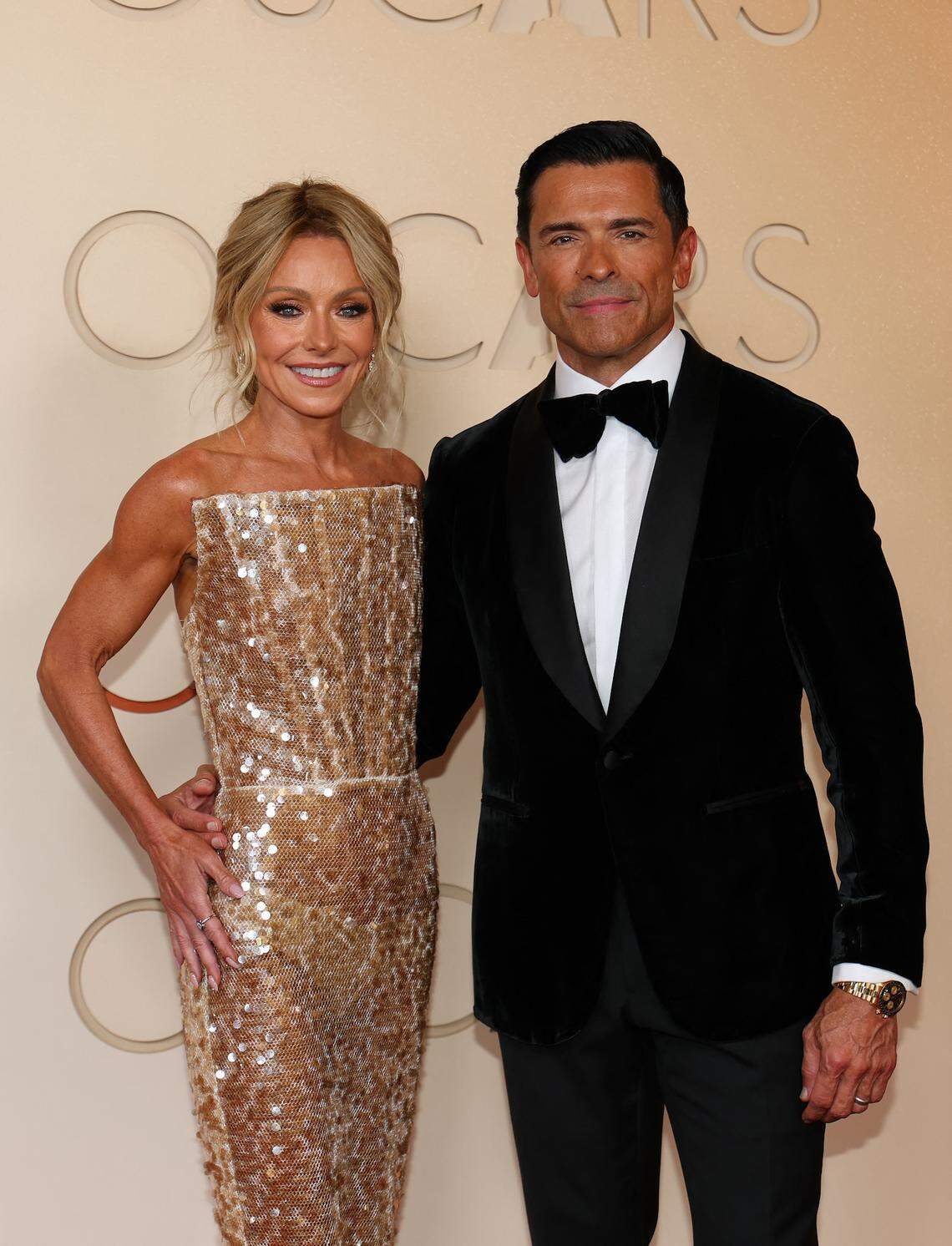 Why Kelly Ripa and Mark Consuelos sleep in a 'freezing' room and use body  pillows
