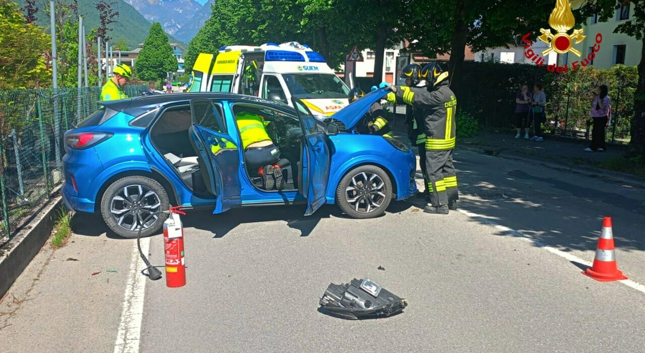 Sbanda con l'auto e finisce contro un albero, conducente ferito e il ...