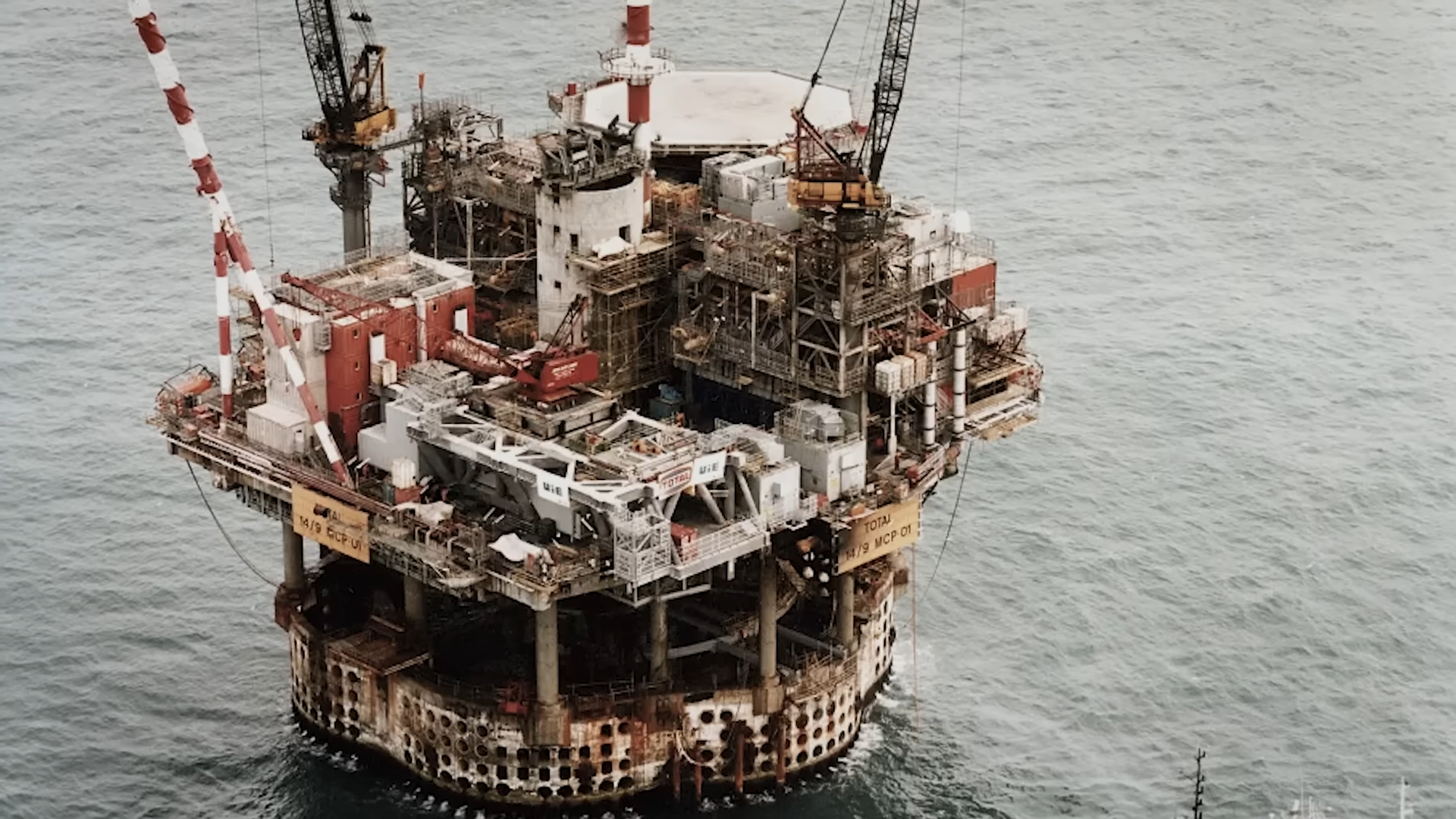 An oil platform exploded in minutes - then gas pipelines fed the fire ...