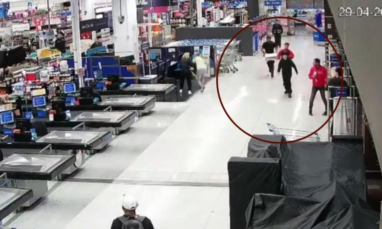Adolescentes apuñalan a un cliente durante robo masivo en supermercado ...