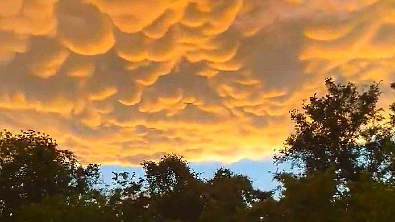 Spectacular mammatus clouds turn the sky into fire after storms in Missouri