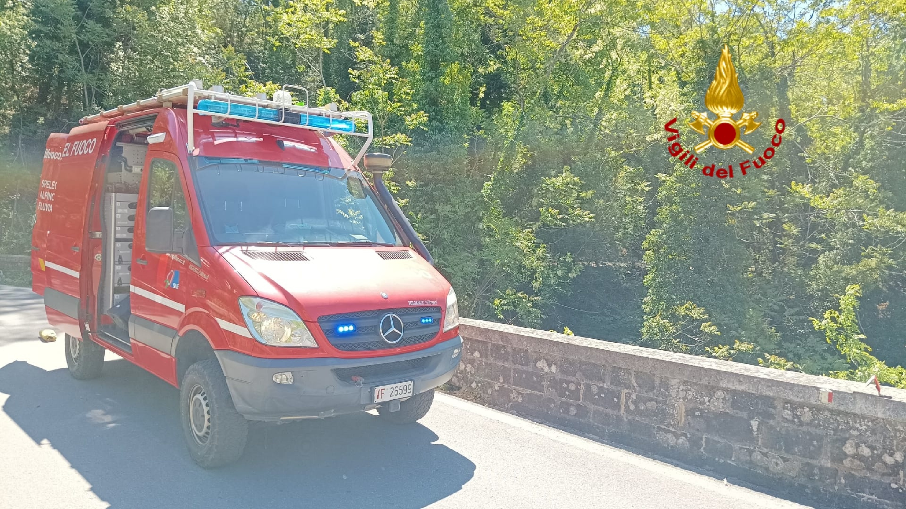 Cade da scooter su ponte e finisce in torrente dopo volo di 10 metri