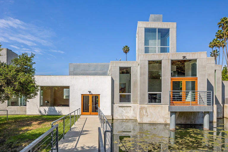 A Frank Gehry–designed concrete masterpiece just sold for $2.4 million