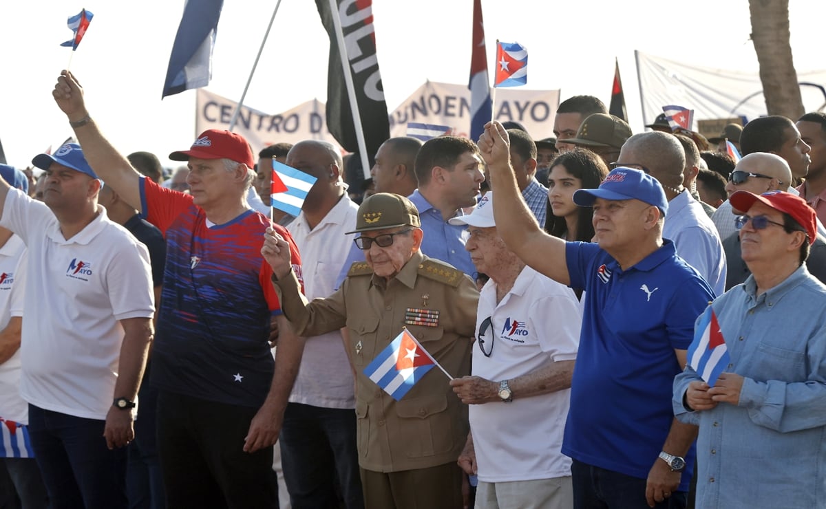 Raúl Castro reaparece en desfile por 1 de mayo en Cuba; junto a Díaz ...