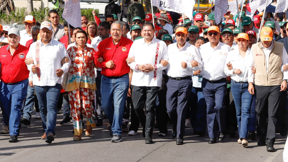 ¡Sí al cablebús!, dicen CTM y SNTE en marcha del Día del Trabajo en Puebla