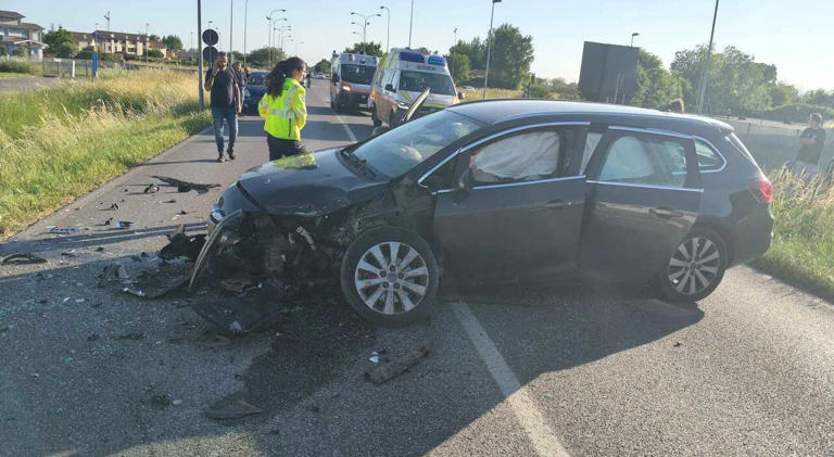 Incidente tra due auto, 6 feriti tra cui due bambine: una delle vetture ...
