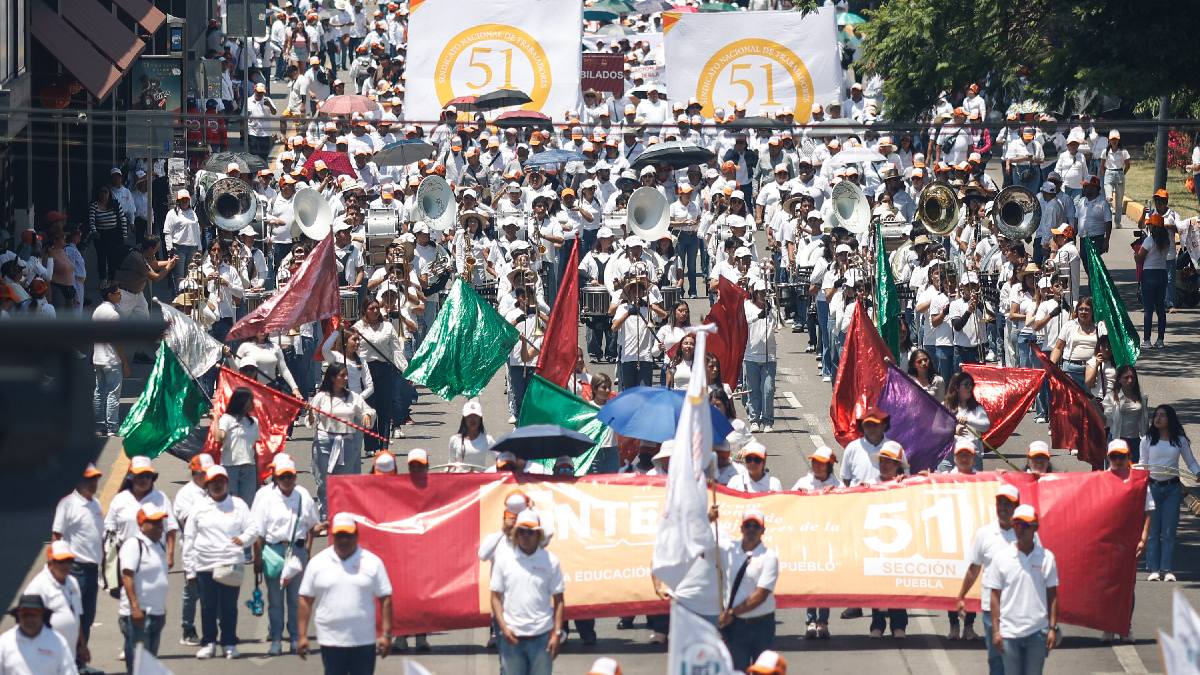 CTM y SNTE marchan en Puebla por Día del Trabajo y dicen "sí al cablebús"