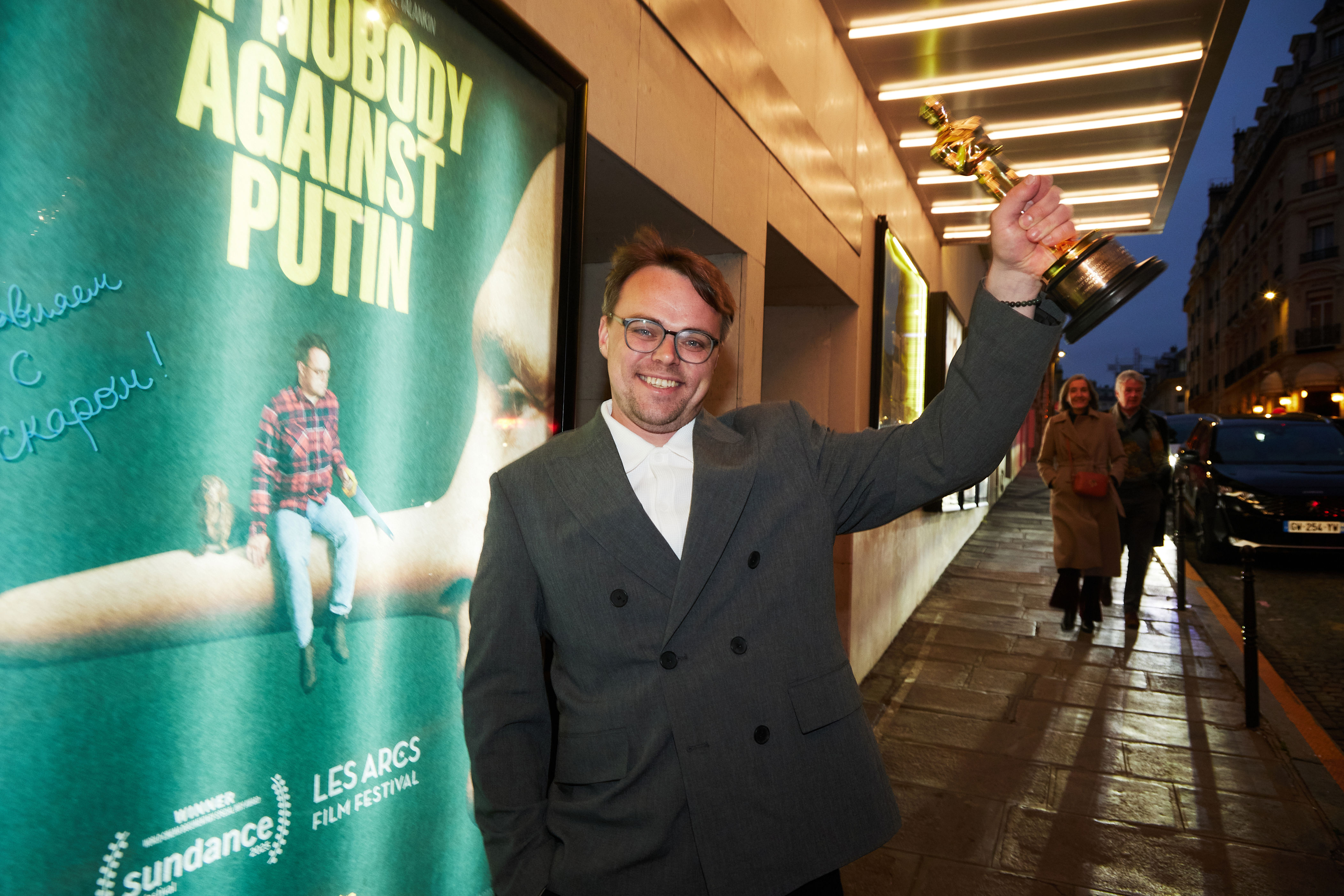 Oscar winner of Putin documentary loses statue on flight