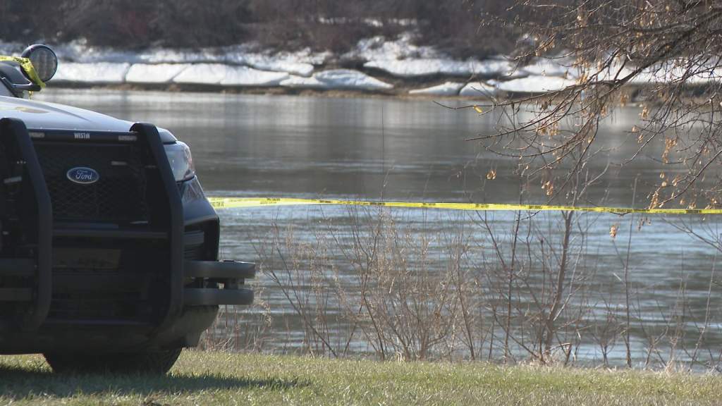 Body of unidentified male found in South Saskatchewan River, police say