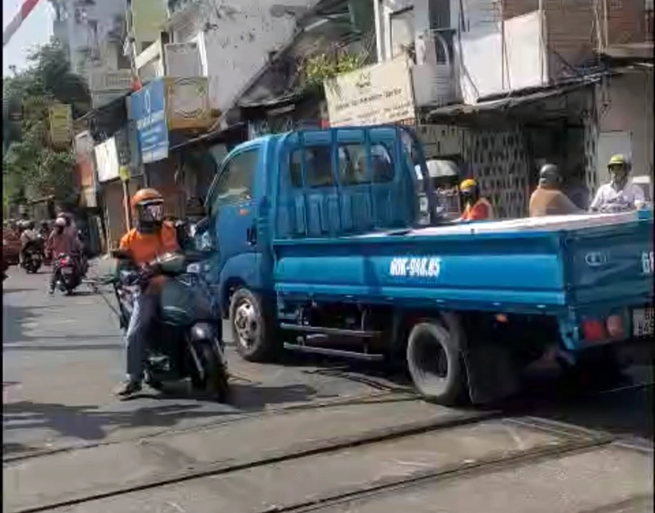 Cố tình vượt rào chắn đang hạ, tài xế xe tải bị tước bằng 2 tháng