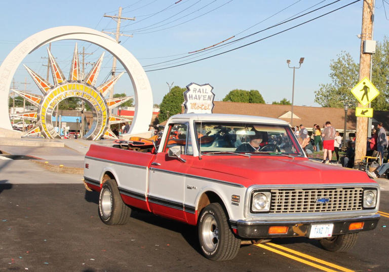 Route 66 centennial: See pictures of Friday night’s parade in downtown ...