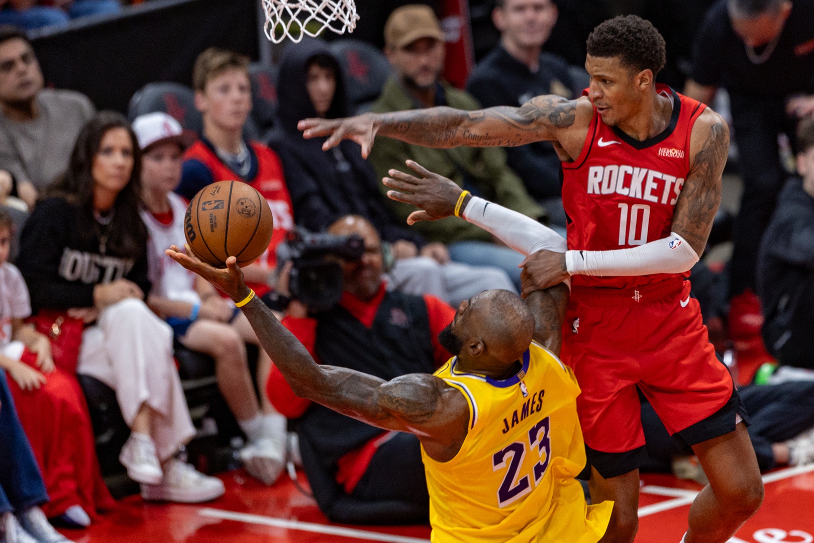 78-98. LeBron James da la estocada a los Rockets
