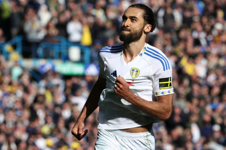 El Leeds venció al Burnley y prácticamente aseguró su permanencia en la Premier League.
