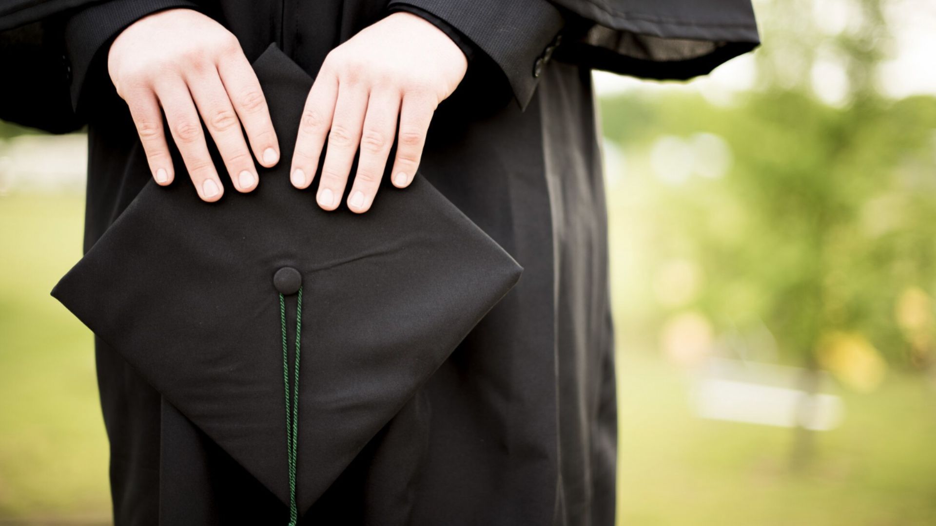 'Hundreds of applications, no luck': Fresh grads share job hunt struggles