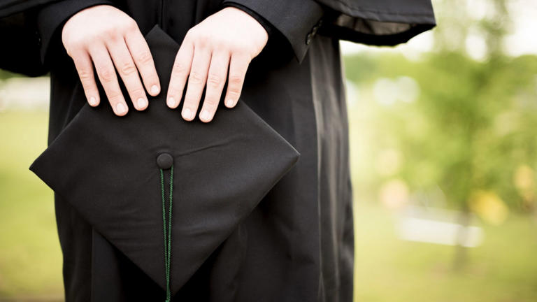 'Hundreds of applications, no luck': Fresh grads share job hunt struggles