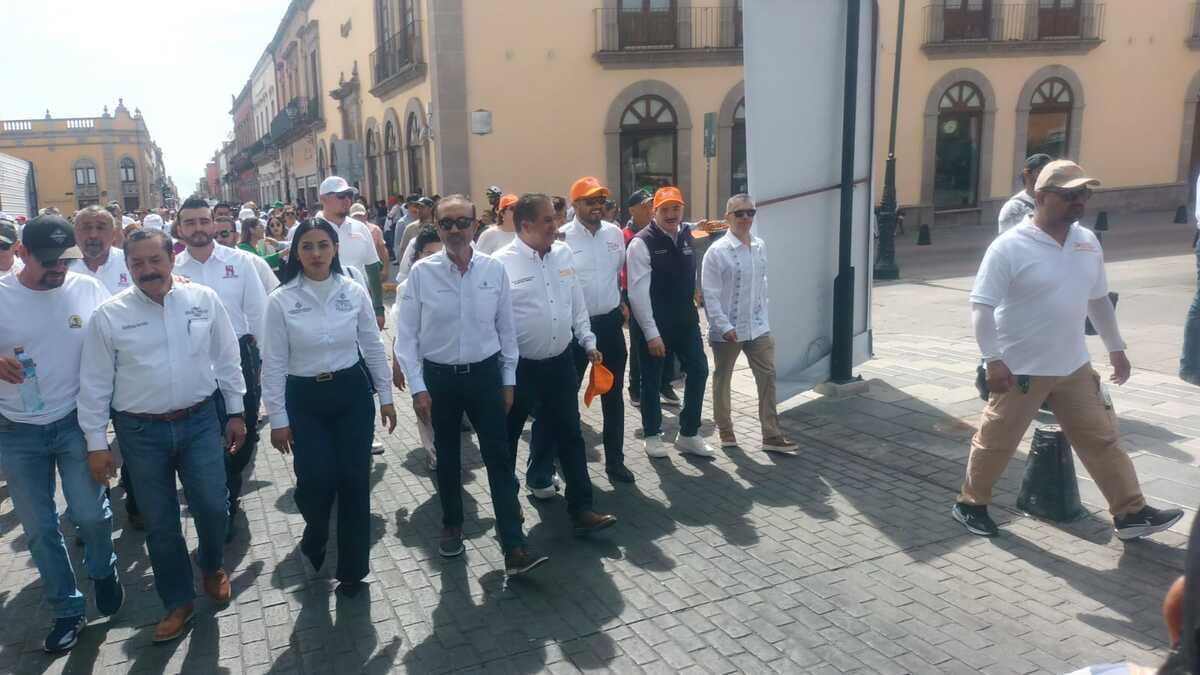 Trabajadores marchan en lo oficial y la disidencia en Durango