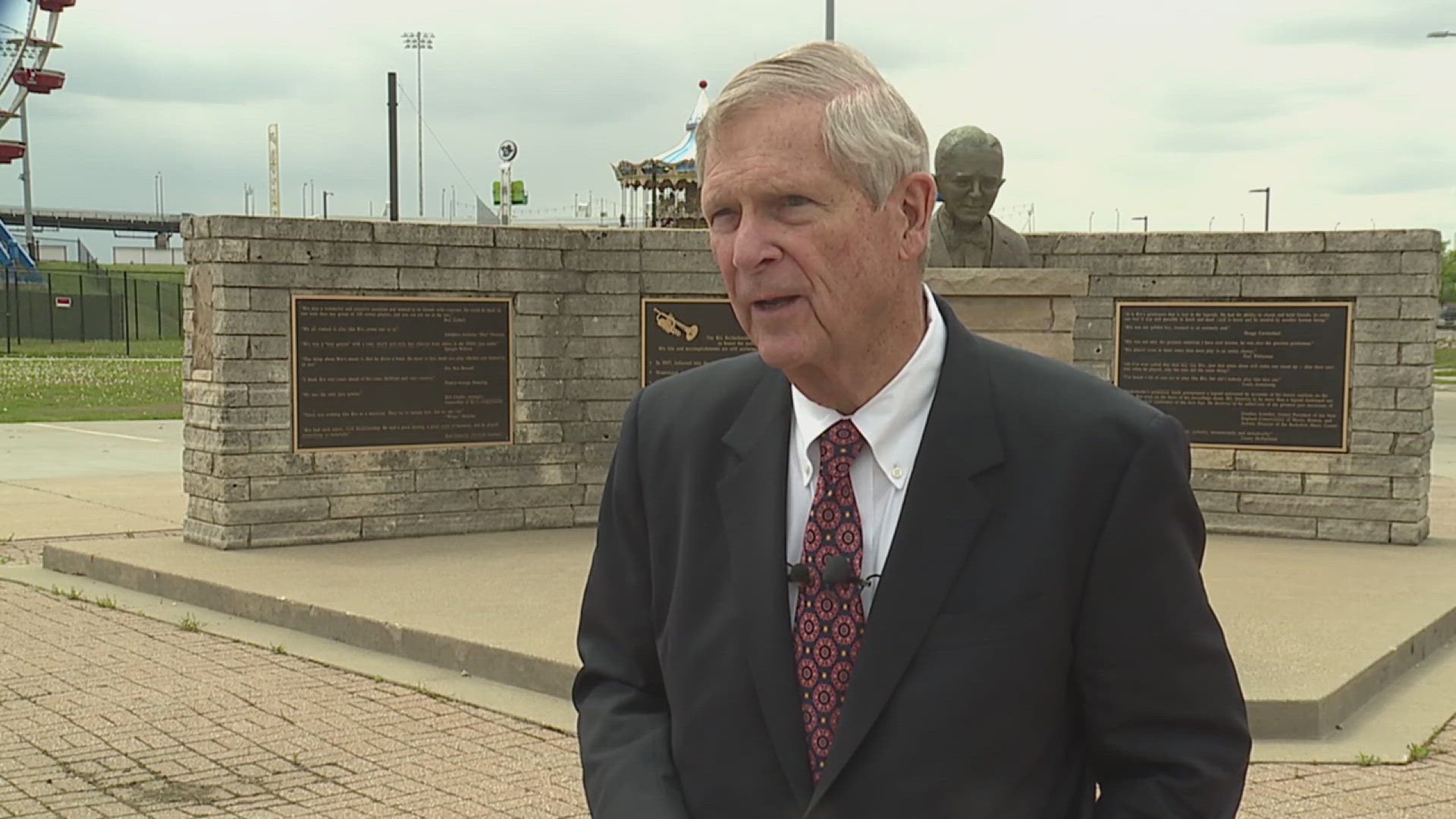 Former Iowa governor visits Davenport