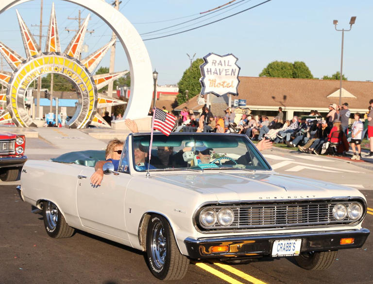 Route 66 centennial: See pictures of Friday night’s parade in downtown ...