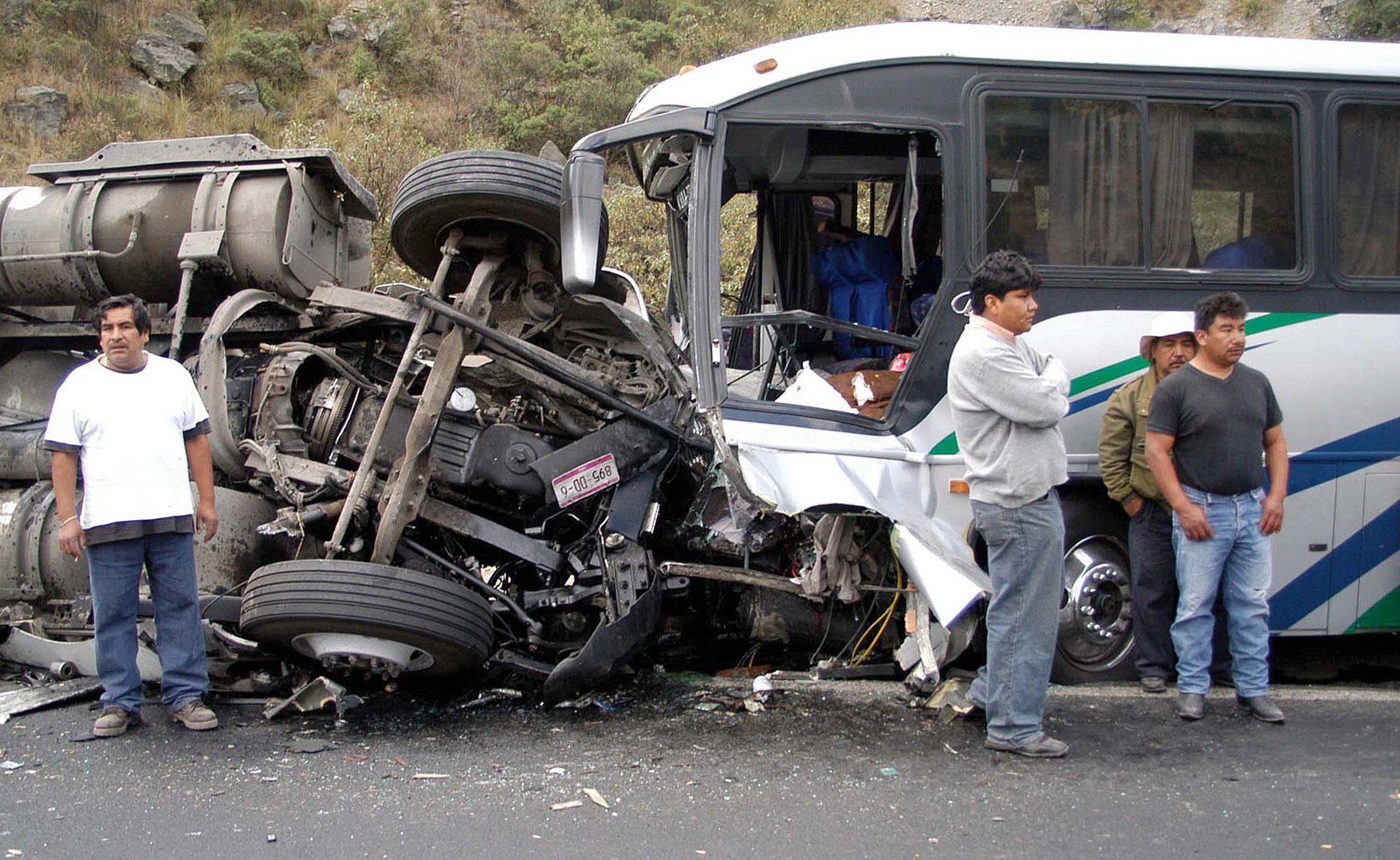 Suman 11 muertos y 31 heridos tras volcadura de autobús turístico en el ...