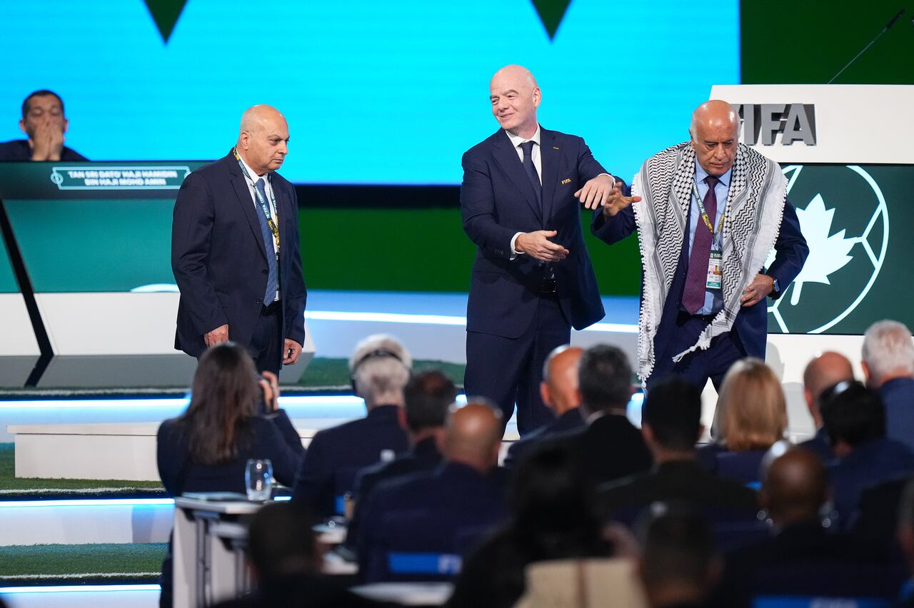 FIFA president's attempt at Palestinian-Israeli player handshake goes ...