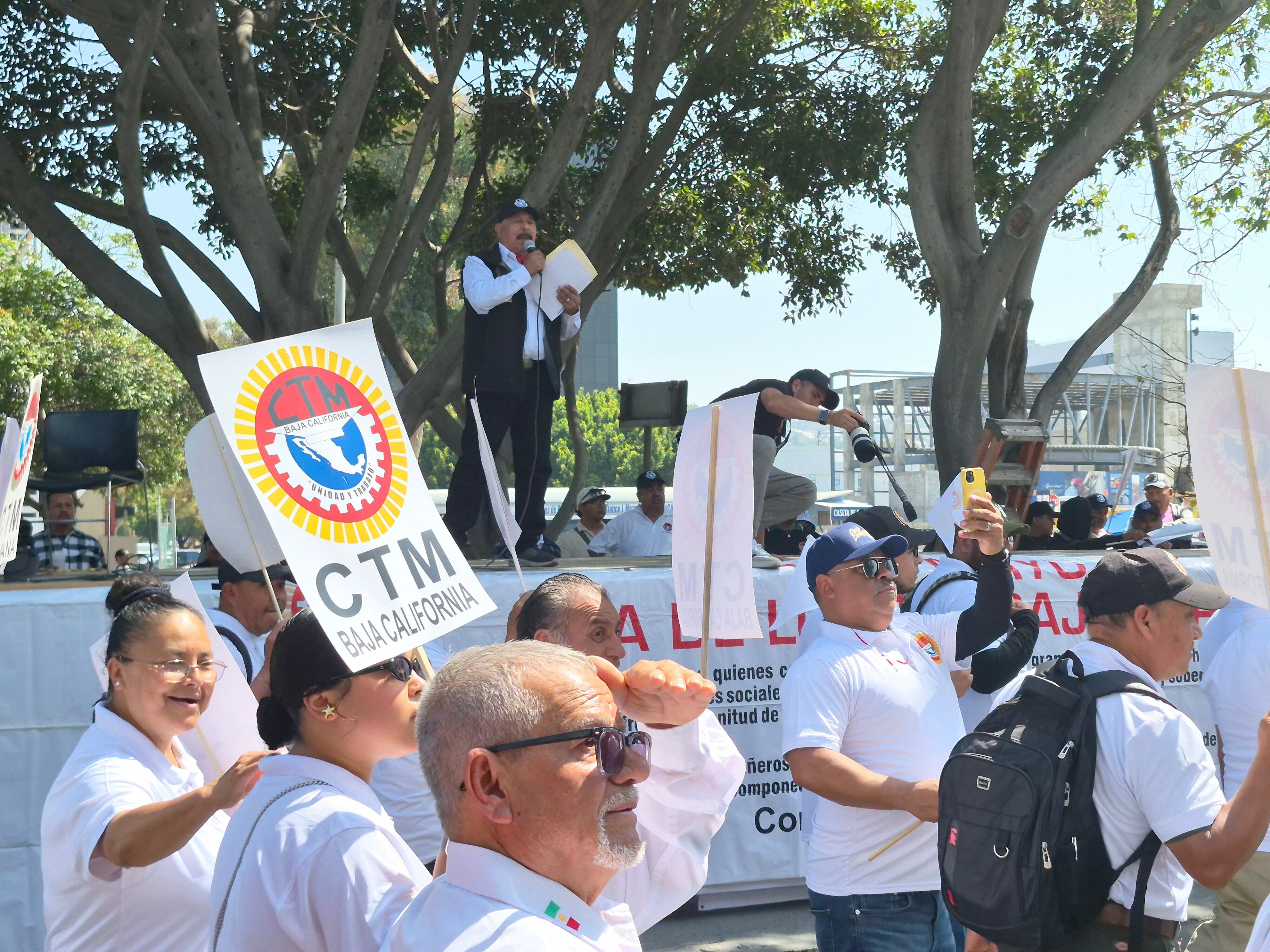 Desfile del Día del Trabajo en Tijuana reúne a más de 7 mil asistentes
