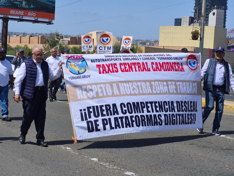 Desfile del Día del Trabajo en Tijuana reúne a más de 7 mil asistentes