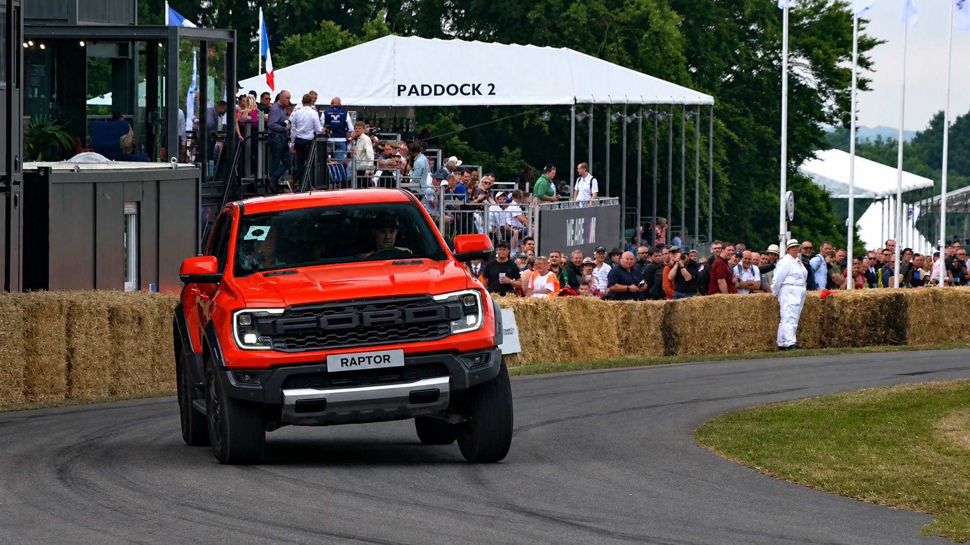 Una Ford Raptor può davvero affrontare una pista da corsa?