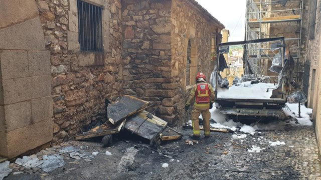 Bomberos sofocan el incendio de un camión en el casco histórico de Cáceres