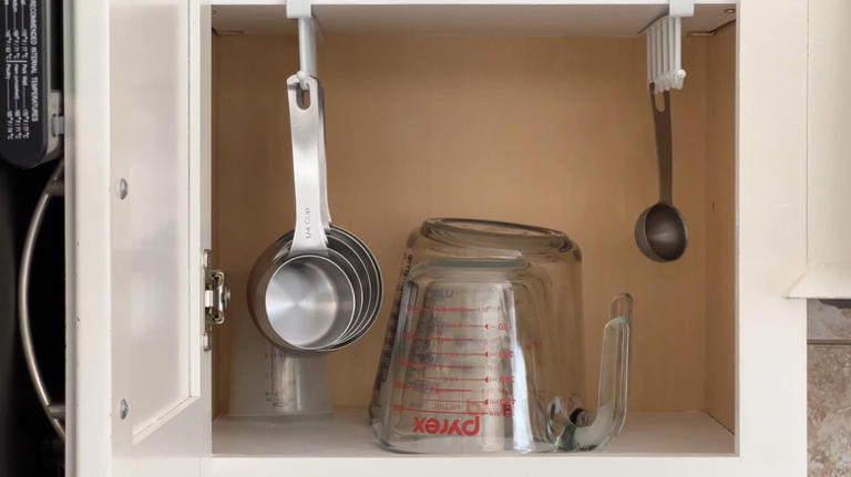 14 easy measuring cups storage hacks to finally say goodbye to ...
