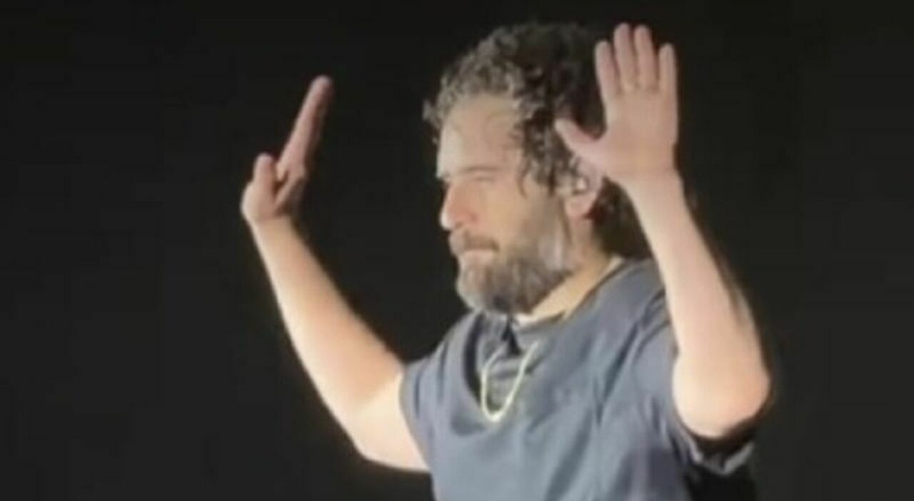 Tommaso Paradiso lancia il microfono (per rabbia) durante il concerto a ...