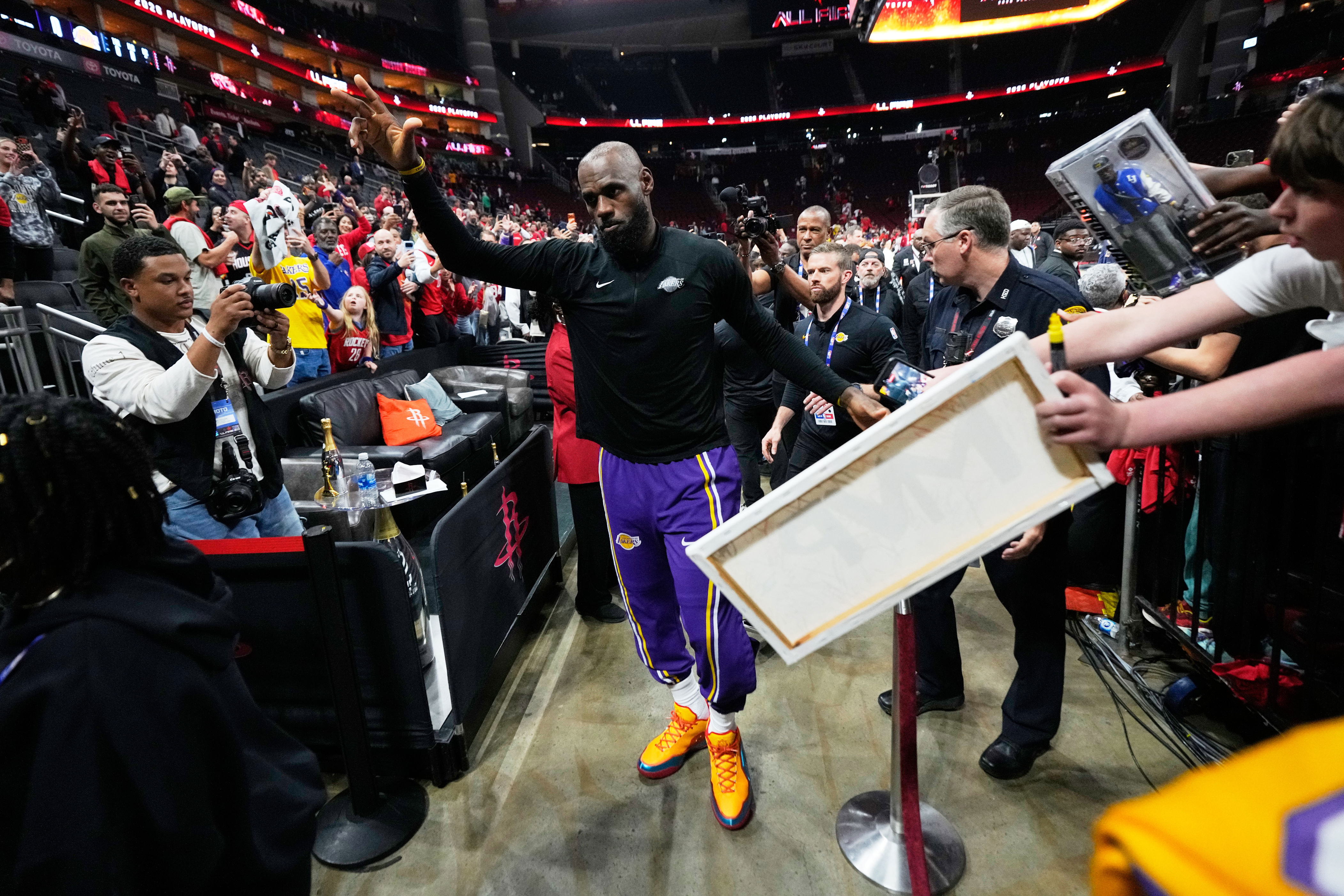 NBA playoffs: LeBron James, Lakers close out Rockets in Game 6