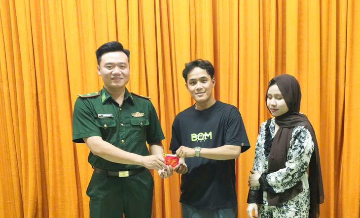 Cán bộ biên phòng An Giang nhặt được 3 chỉ vàng, phát loa thông báo, tìm người đánh rơi trả lại