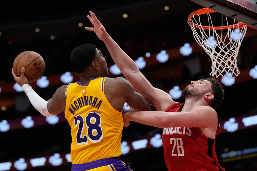 LeBron James lidera la paliza de los Lakers sobre los Rockets y gana la ...
