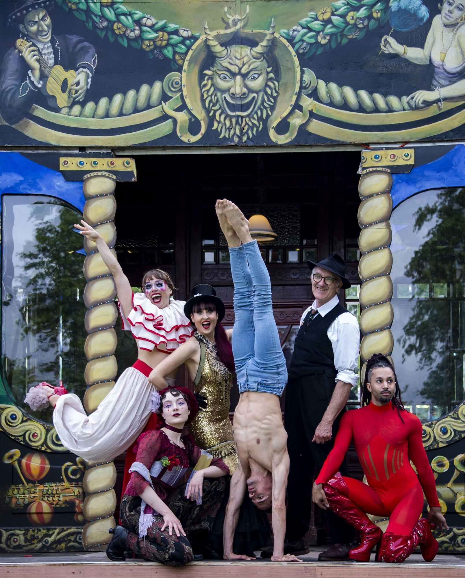 David Bates’ famous Spiegeltent spread the festival love - Vladimir ...