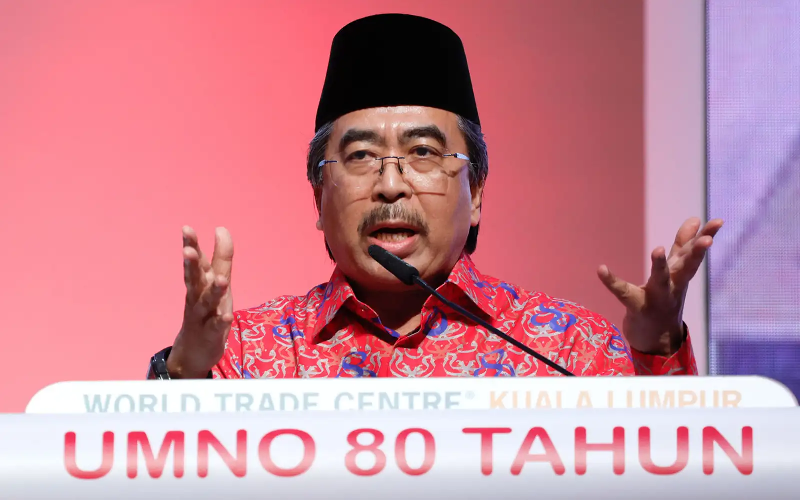 Johari warns Umno against living in the past