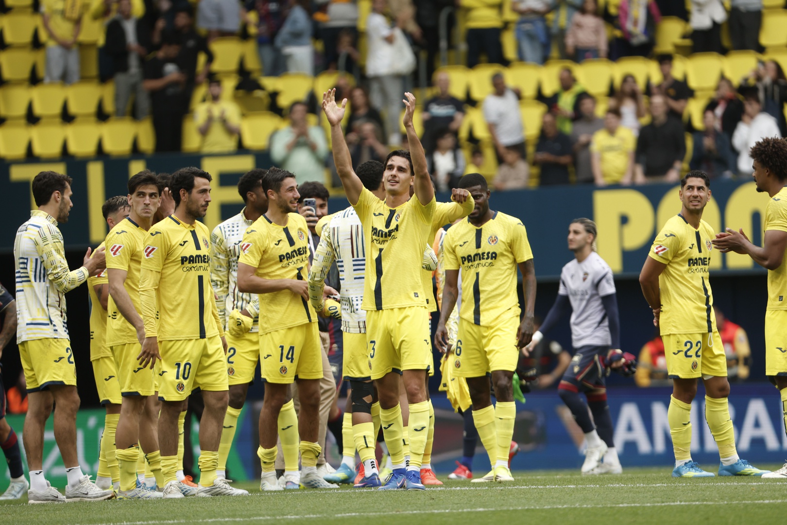 El Villarreal celebra la clasificación con vuelta de honor e himno de ...