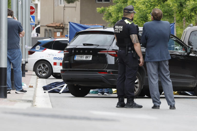 Un hombre mata a una mujer en una calle de Esplugues de Llobregat ...
