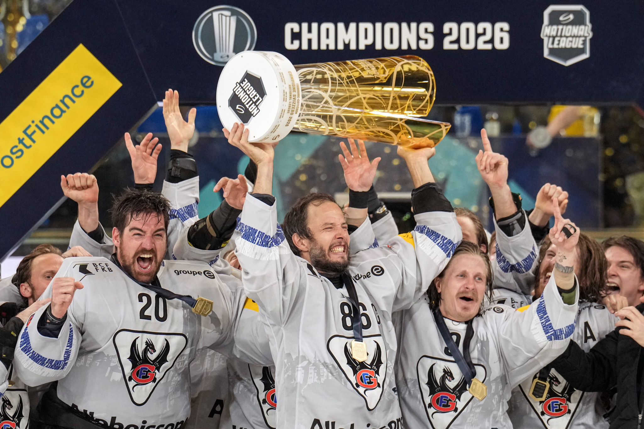 les-nouveaux-champions-de-suisse-d-filent-dans-les-rues-de-fribourg