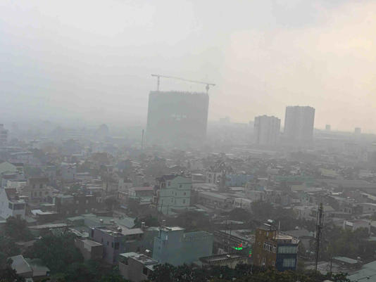 Mưa lớn kèm dông lốc đầu mùa gây ngập tại nhiều khu vực trũng thấp ở TPHCM.