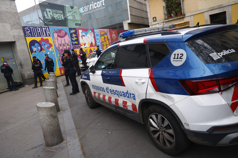 Un hombre mata a una mujer en una calle de Esplugues de Llobregat ...
