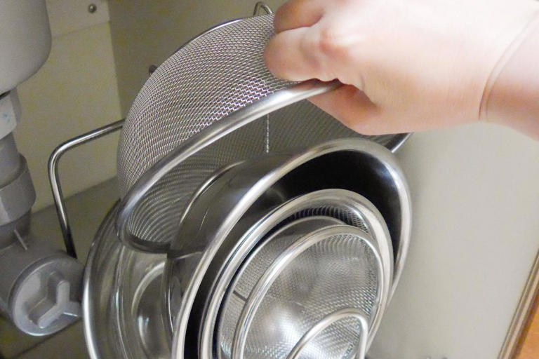 使いたいボウルだけサッと取れる。業務用スタンドで「重ねる収納」をやめられました
