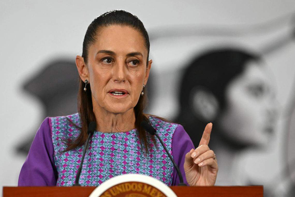 Foto de archivo. La presidenta de México, Claudia Sheinbaum, habla durante su conferencia de prensa diaria en el Palacio Nacional en Ciudad de México el 30 de abril de 2026. YURI CORTEZ/AFP via Getty Images